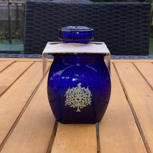 Vintage scented candle in blue glass jar - Picture 9 of 10